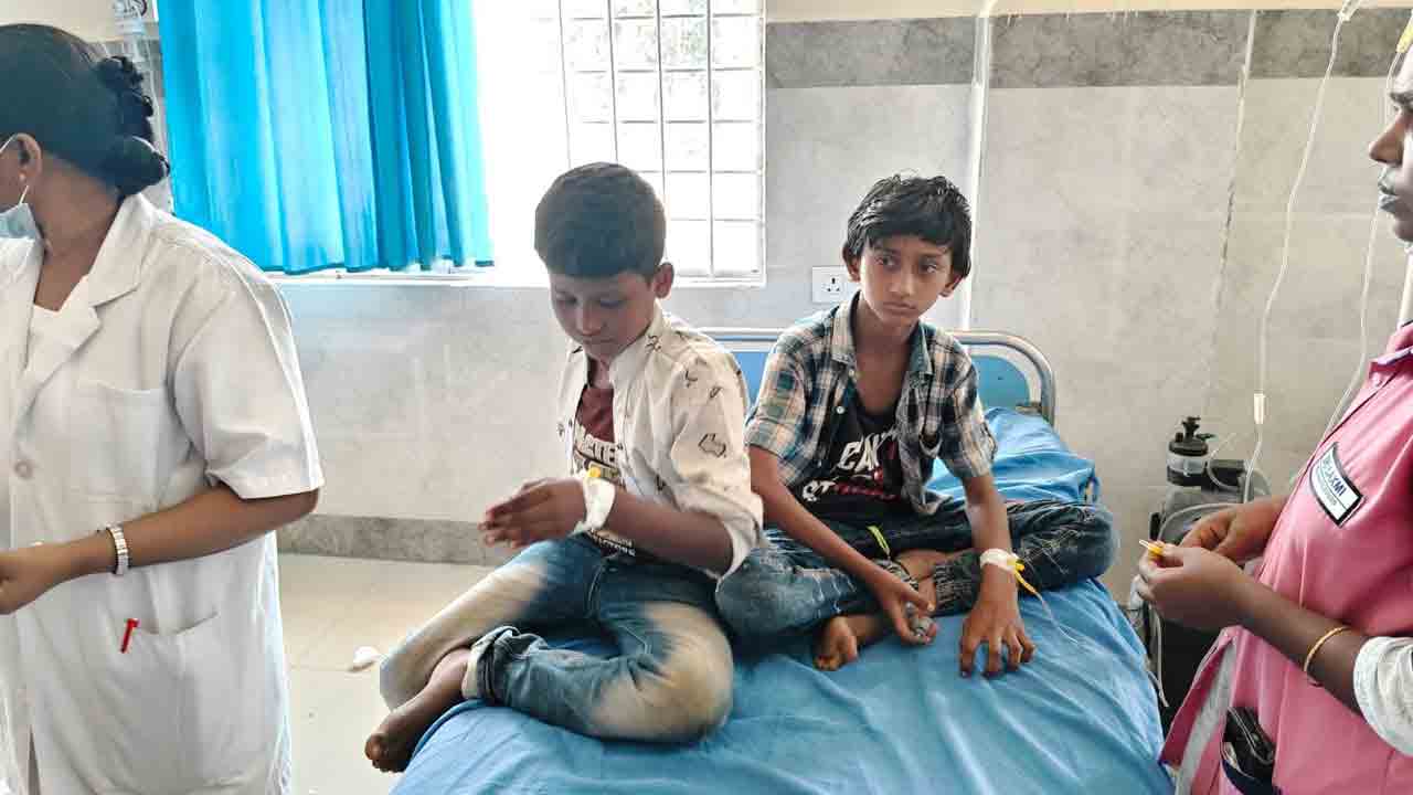 అల్పాహారం తిని ఆరుగురు విద్యార్థులకు అస్వస్థత