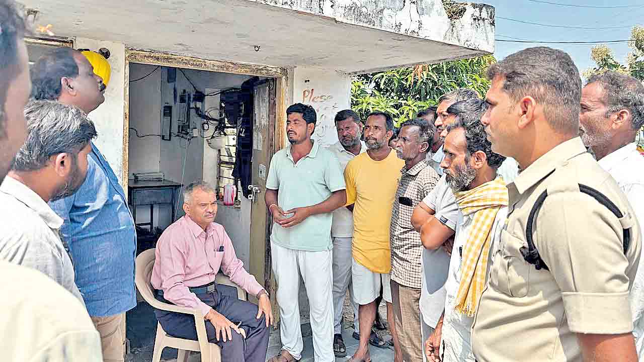 కరెంట్‌ కోతలను నిరసిస్తూ సబ్‌స్టేషన్‌ ముట్టడి