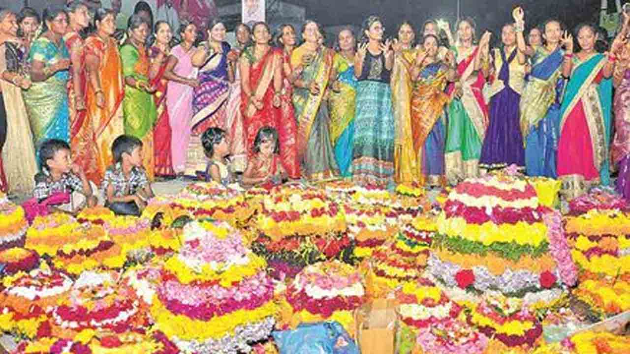 దుమ్ము రేపుతున్న మహిళా ఉద్యోగుల బతుకమ్మ పాట