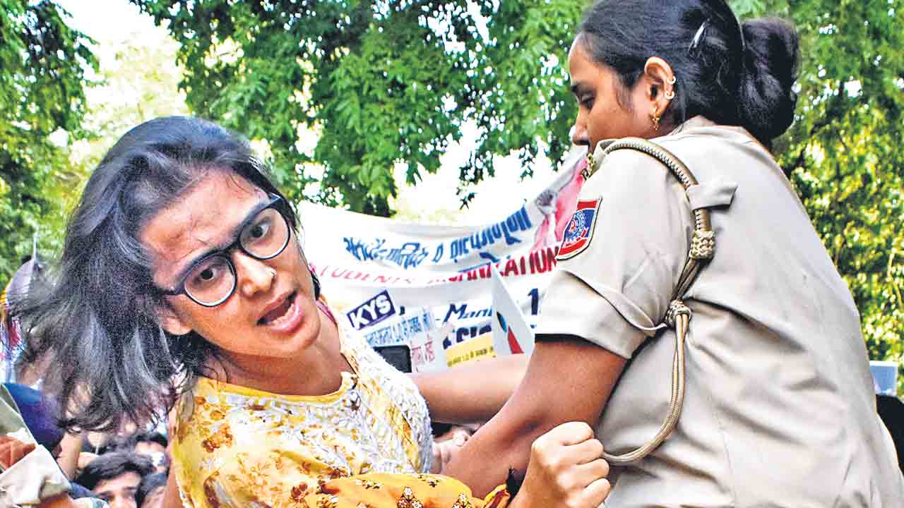 జ్ఞానేశ్‌పై చల్లారని నిరసన