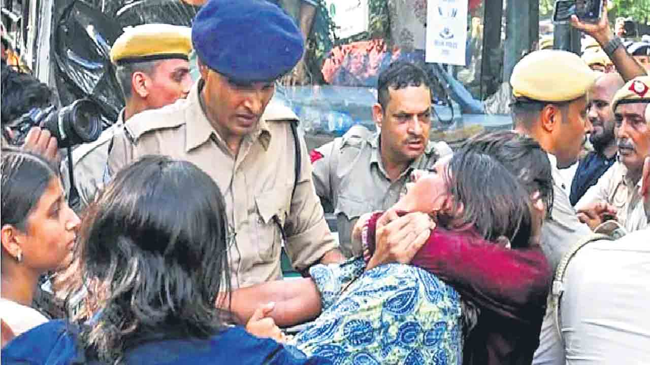 మమ్మల్ని పోలీసులు లైంగికంగా వేధించారు