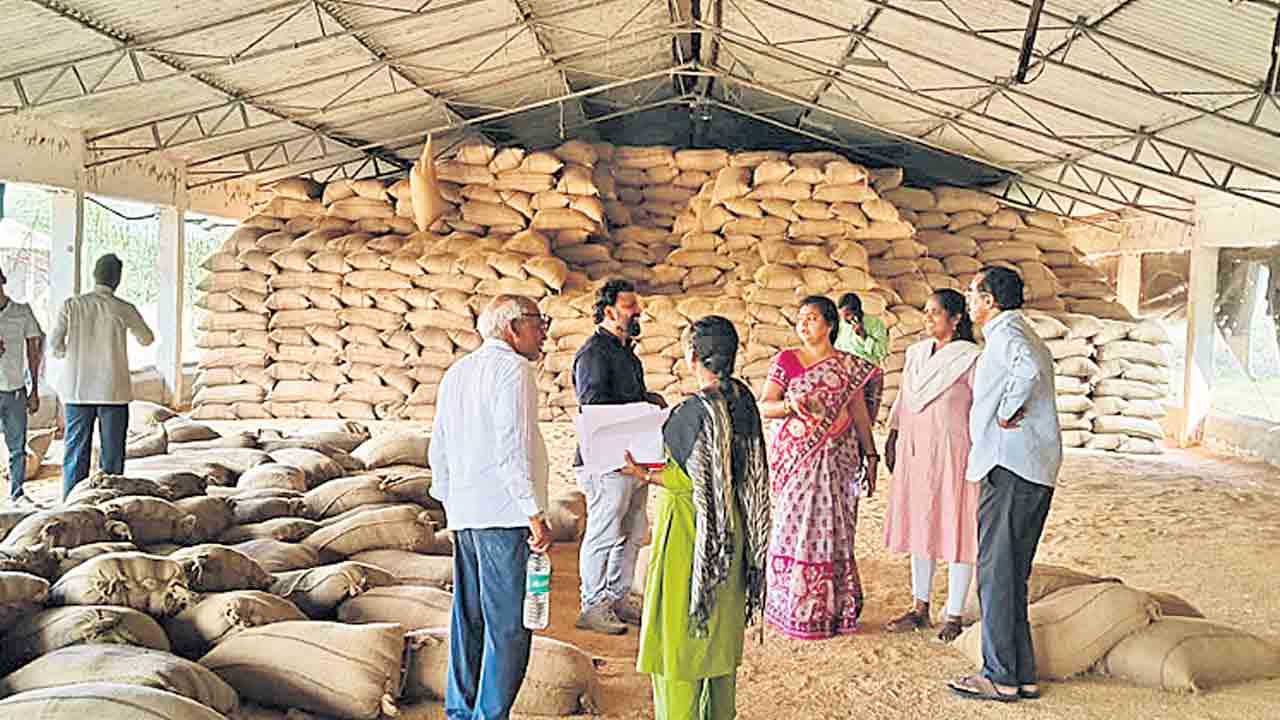 6,302 టన్నుల ధాన్యం గాయబ్‌!
