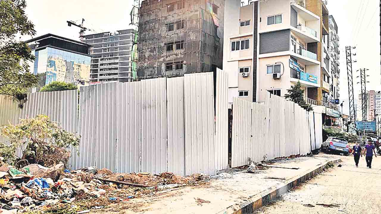 సర్కార్‌ భూములపై గద్దల్లా పెద్దలు