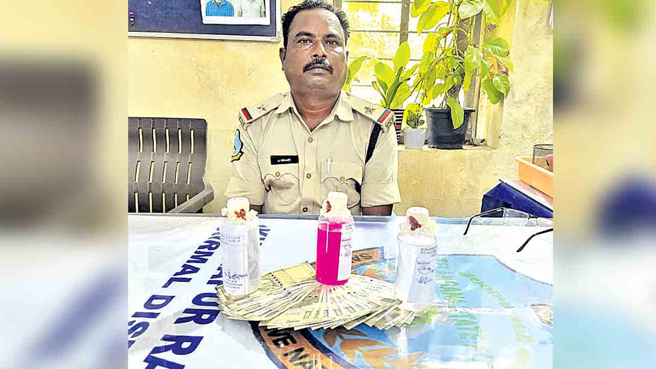 లైసెన్స్‌ రెన్యువల్‌కు 12 వేల లంచం