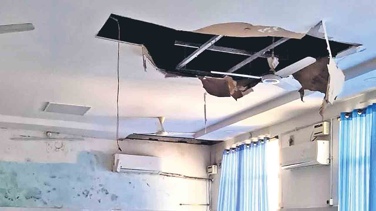 పిల్లల వార్డులో కూలిన సీలింగ్‌