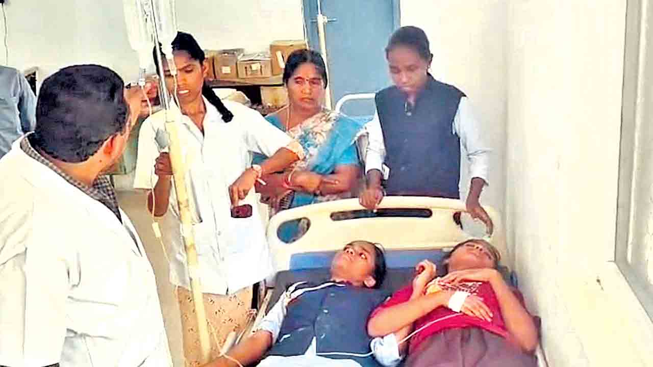 పాలిటెక్నిక్‌ హాస్టల్‌లో ఫుడ్‌పాయిజన్‌!