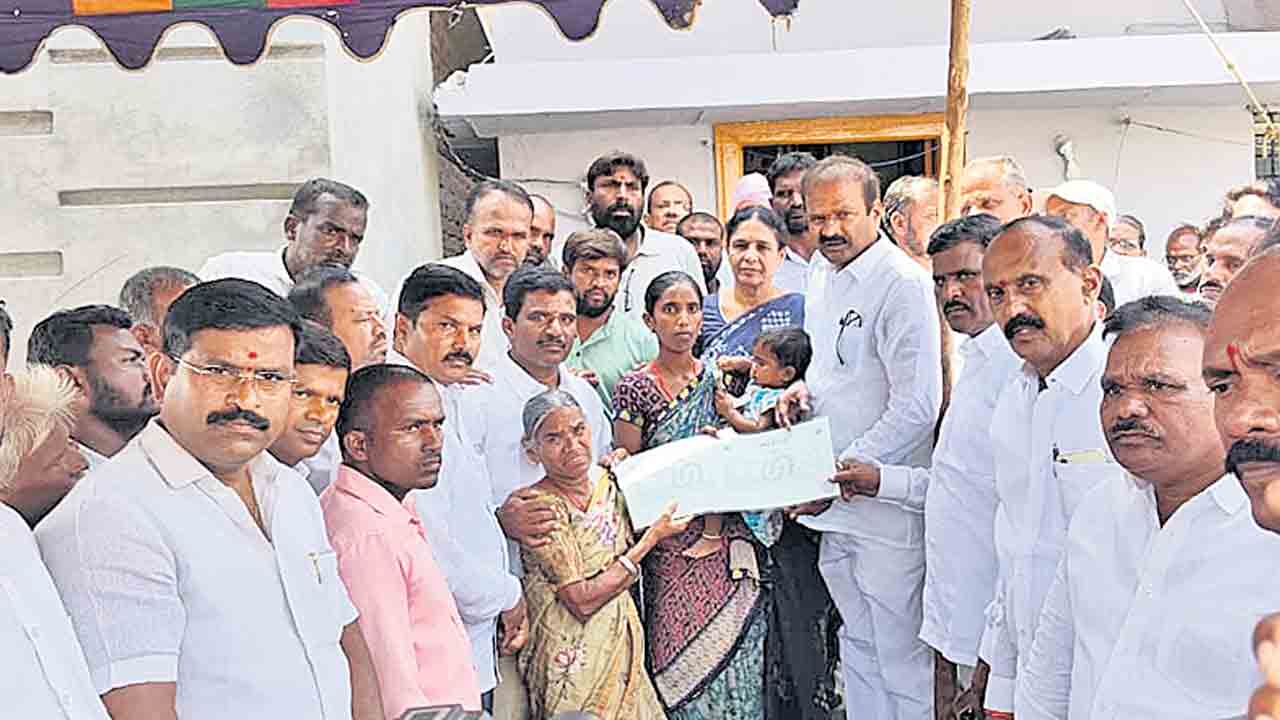 కార్యకర్త కుటుంబానికి కేటీఆర్‌ అండ