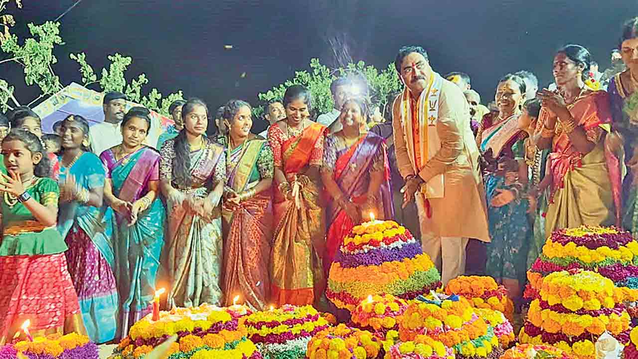 బతుకమ్మ ఆడిన మాజీ మంత్రి ఎర్రబెల్లి