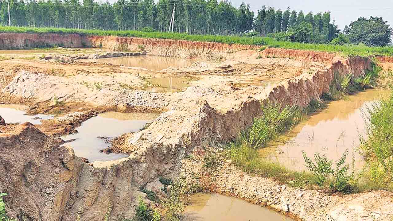 నిషేధిత భూముల్లో మొరం దందా!