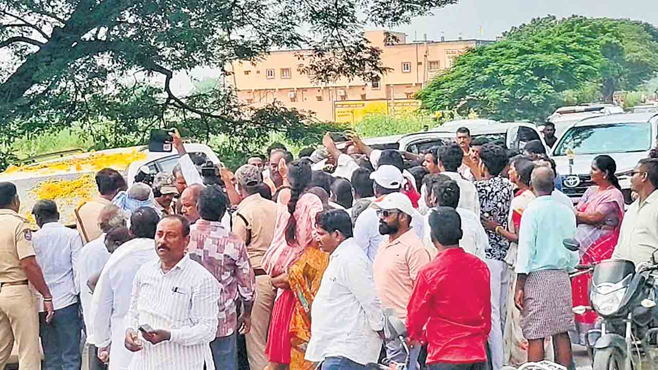 ఎర్రుపాలెంలో భట్టి కాన్వాయ్‌ అడ్డగింత