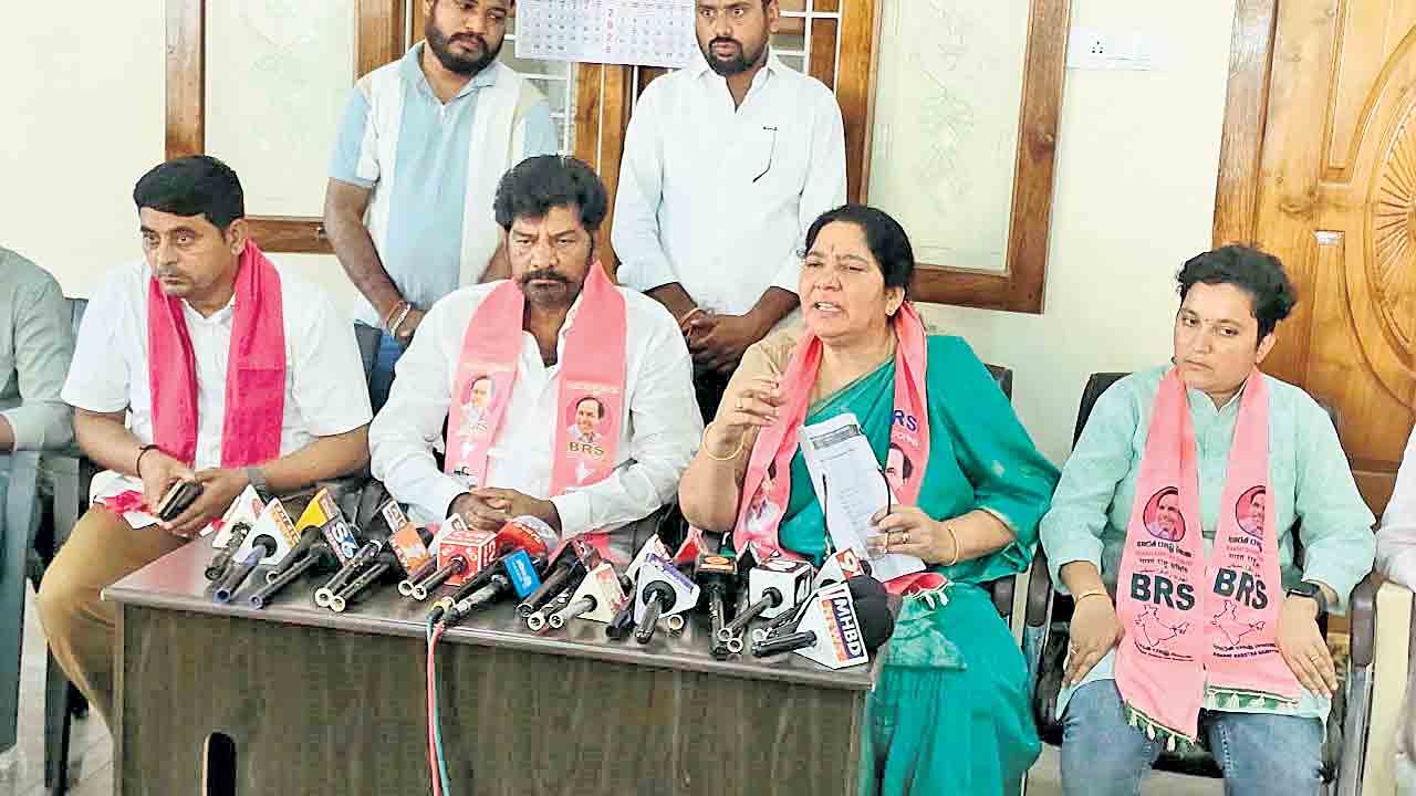 గిరిజన బాంధవుడు కేసీఆర్‌