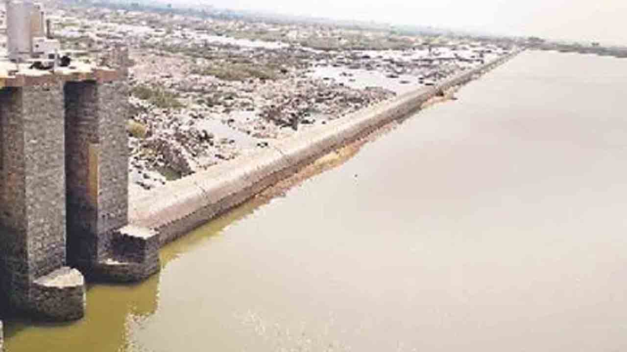 ఆర్డీఎస్‌ ఆనకట్టలో తగ్గుతున్న నీటి మట్టం