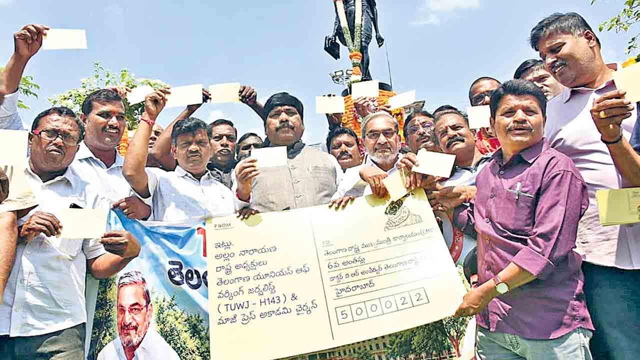 క్యాష్‌లెస్‌ హెల్త్‌కార్డులు ఇవ్వాలి