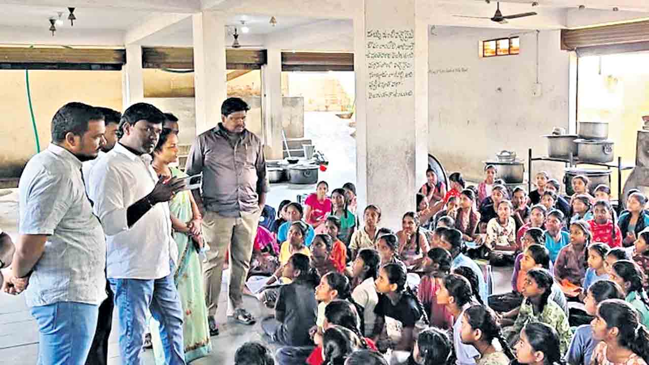 సీఎం ఇలాకాలో విదార్థినులకు పస్తులు