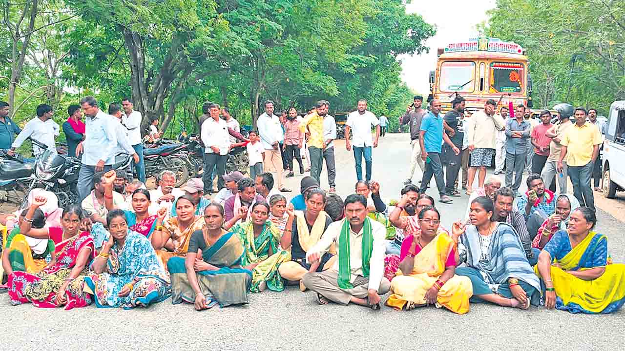 మంత్రి ఇలాకాలో రోడ్డెక్కిన దసలి పట్టు రైతులు