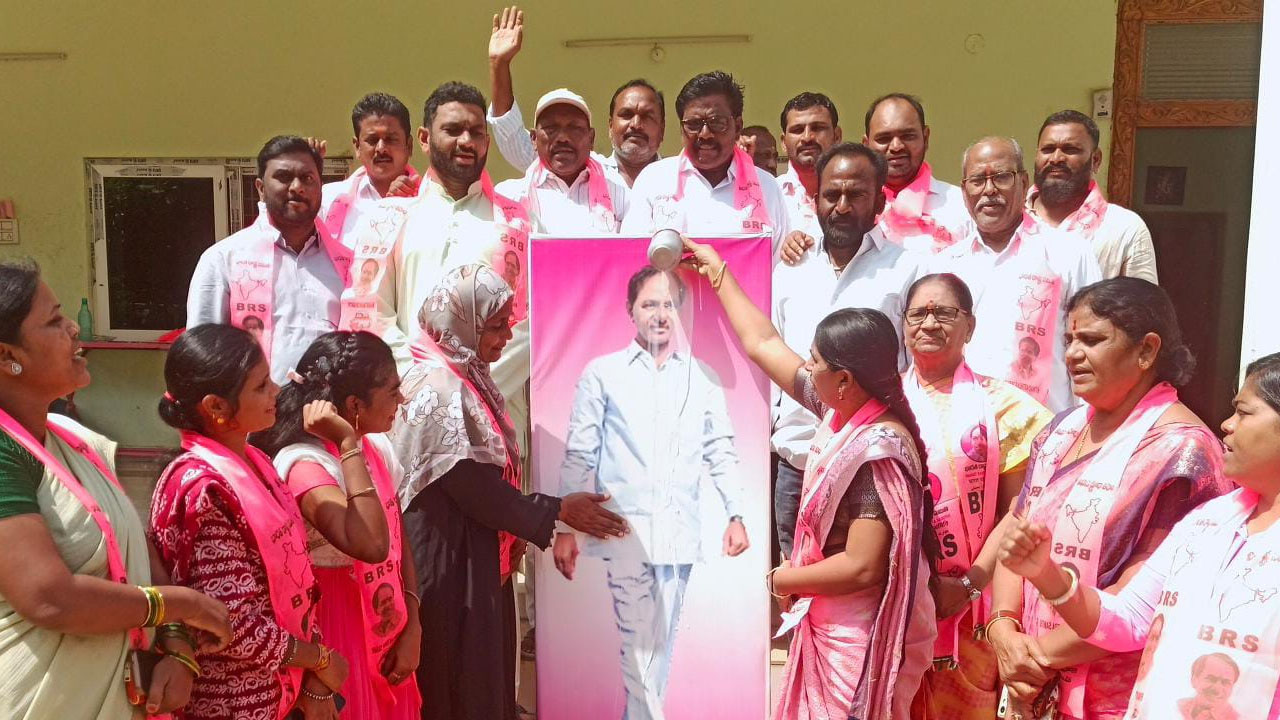 Palabhishekam | బీఆర్‌ఎస్‌ కార్యాలయంలో కేసీఆర్‌ చిత్రపటానికి పాలాభిషేకం