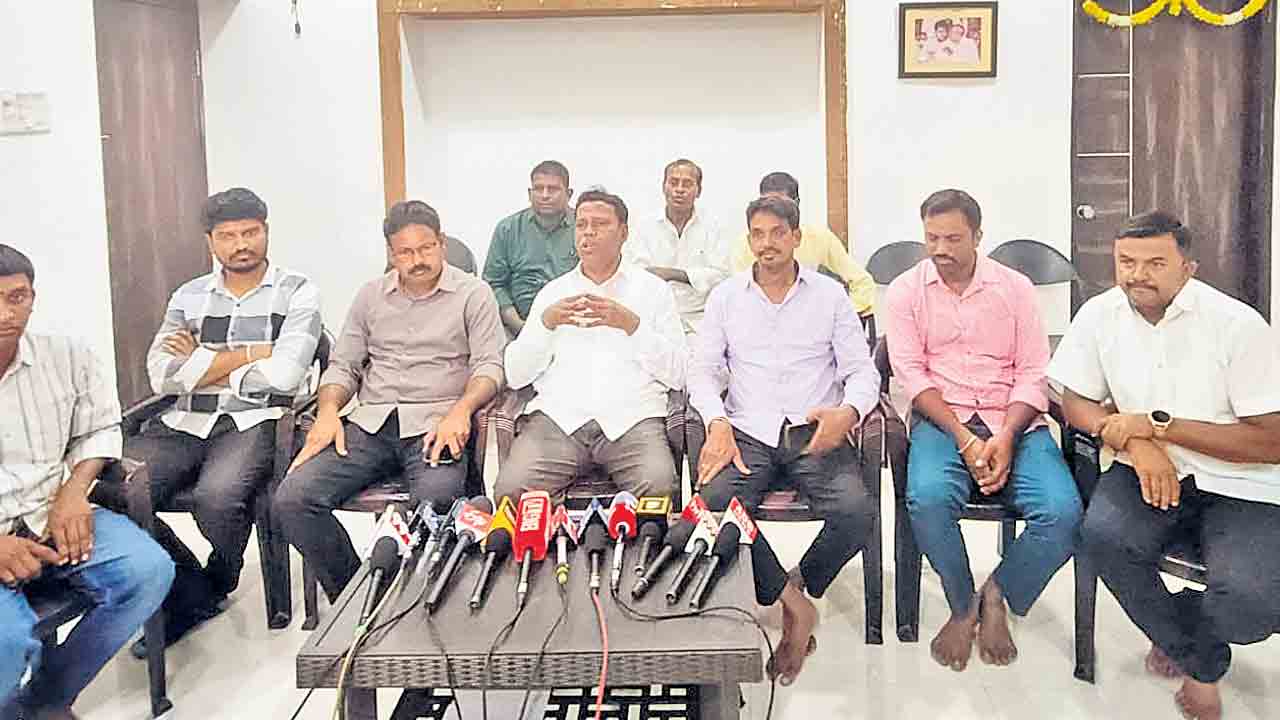 ఆదిలాబాద్‌ డీసీసీ ఉపాధ్యక్షుడి రాజీనామా