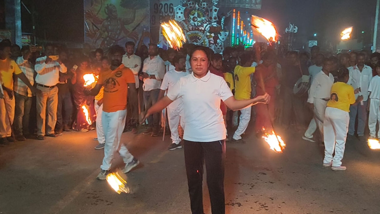 Akada Demonstrations | గోదావరిఖనిలో విశేషంగా ఆకట్టుకున్న అకాడ ప్రదర్శనలు.. కర్ర సామును ప్రదర్శించిన సంధ్యారాణి