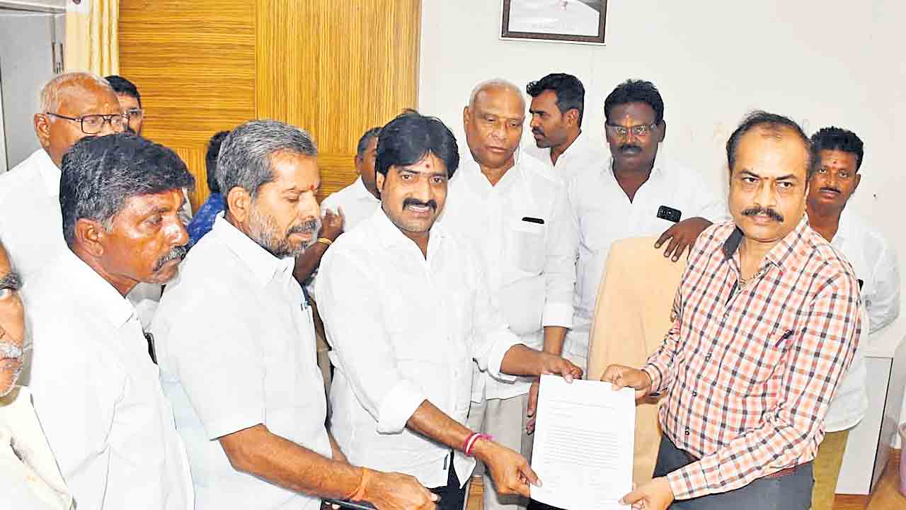 రైతుల పంటలకు సాగునీళ్లియ్యాల్సిందే