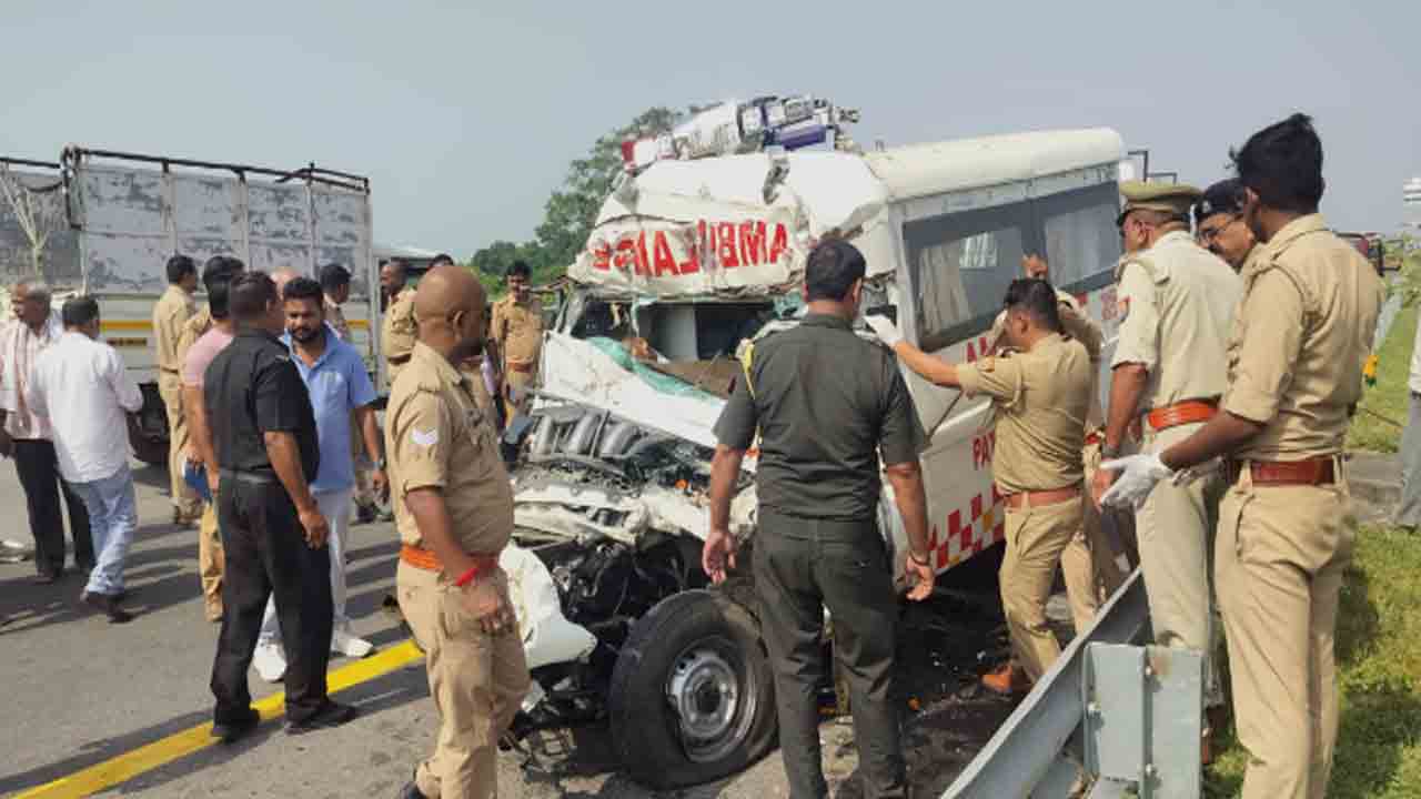 లారీని ఢీకొట్టిన సైనికుడి మృతదేహాన్ని తరలిస్తున్న ఆర్మీ అంబులెన్స్‌.. జవాన్‌ కుమారుడు సహా నలుగురు మృతి