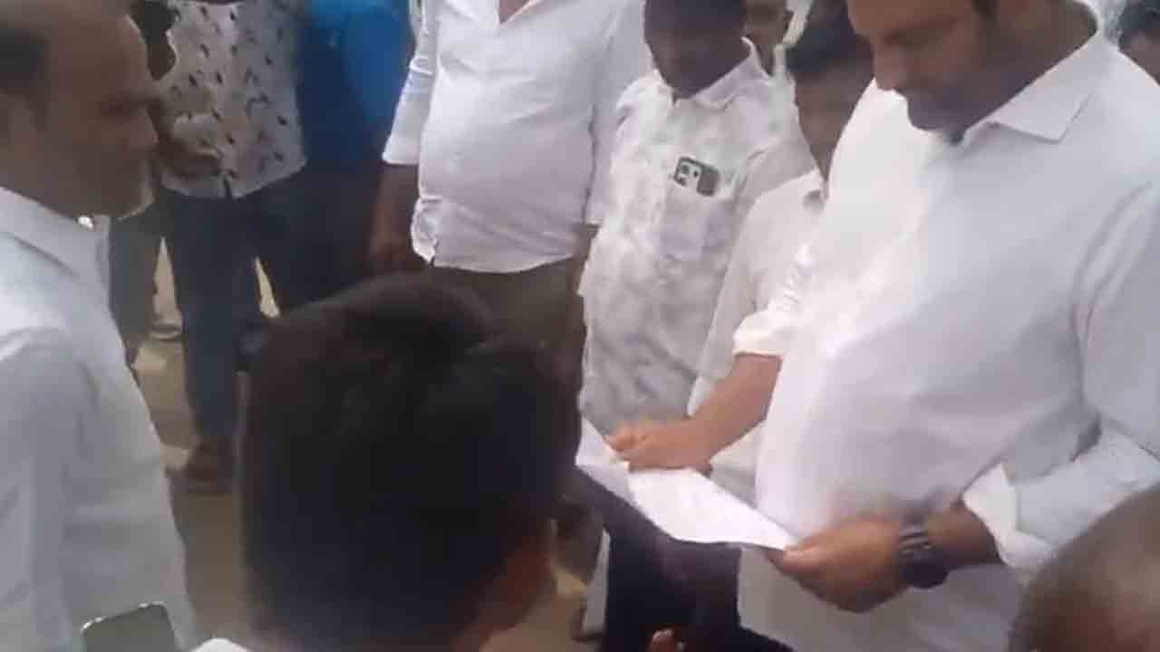 MLA Anirudh Reddy | పెన్ష‌న్లు ముఖ్య‌మంత్రి చూస్త‌డు.. దివ్యాంగుడితో జ‌డ్చ‌ర్ల ఎమ్మెల్యే అనిరుధ్ రెడ్డి