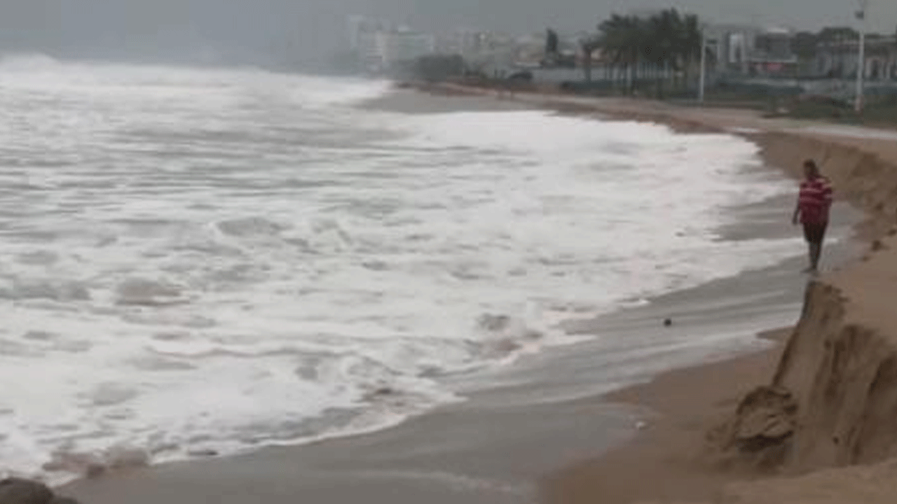 Cyclone Arnab | అర్న‌బ్ తుపాను ఎఫెక్ట్‌.. ఏపీలో బీచ్‌ల‌ను మూసేసిన అధికారులు..!