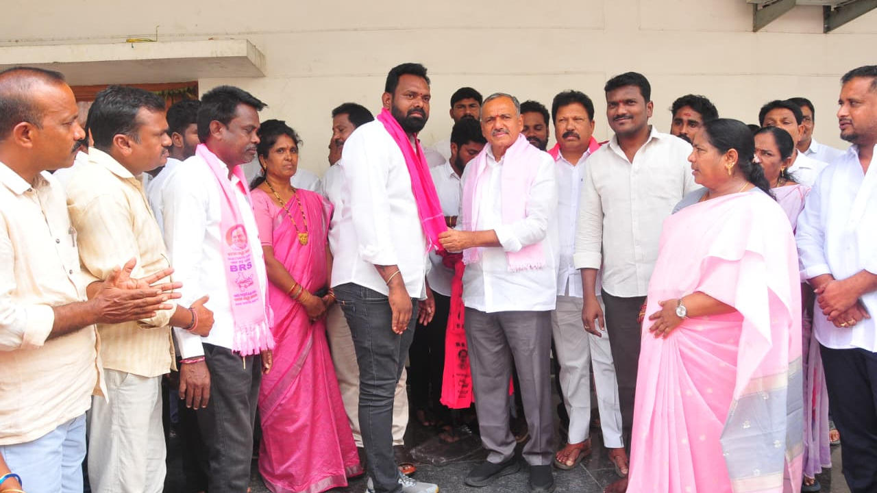 BRS | మాజీ ఎమ్మెల్యే గండ్ర సమక్షంలో బీఆర్‌ఎస్‌లో చేరిన యువత