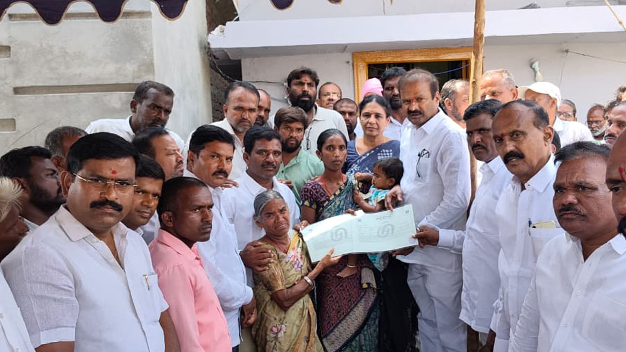 Financial Support | కార్యకర్త కుటుంబానికి బీఆర్‌ఎస్‌ వర్కింగ్‌ ప్రెసిడెంట్‌ కేటీఆర్‌ ఆర్థిక భరోసా