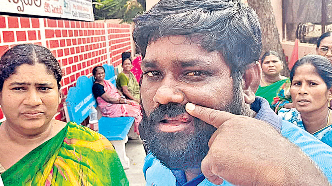 బీఆర్‌ఎస్‌ కార్యకర్తలపై కాంగ్రెస్‌ నాయకుల దాడి!