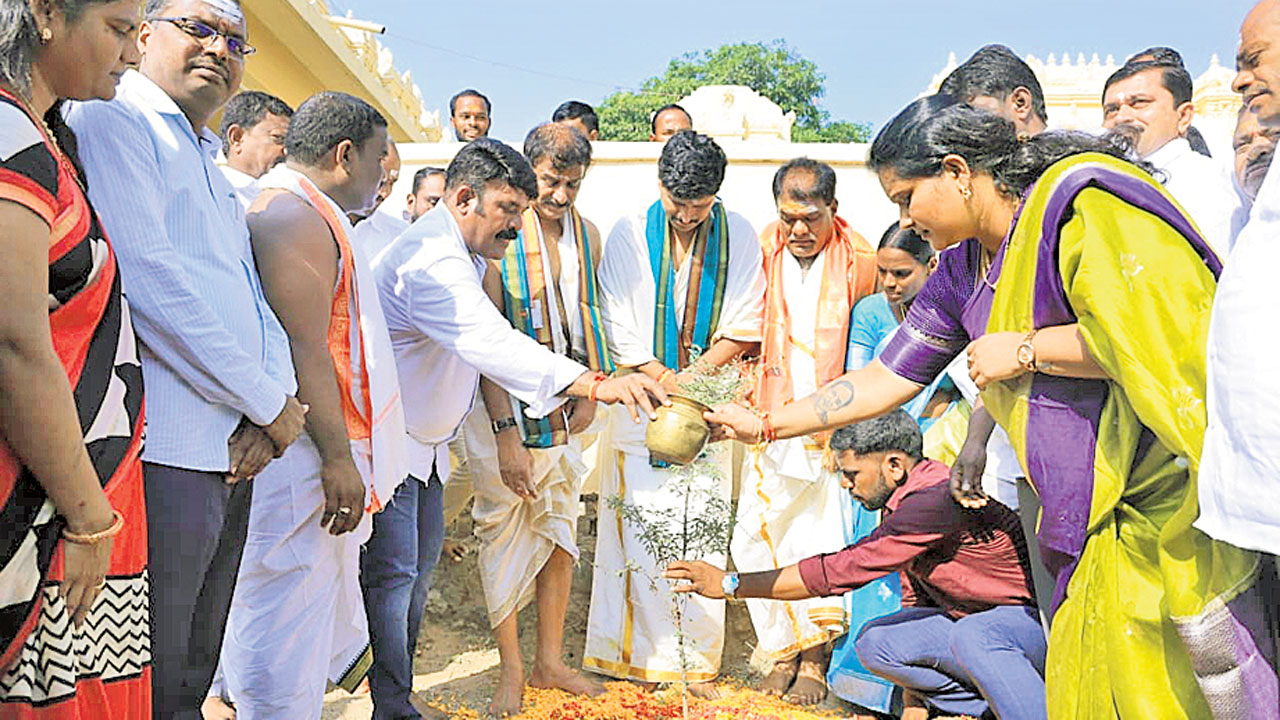 హరిత ఉద్యమంలో భాగస్వాములు కావాలి