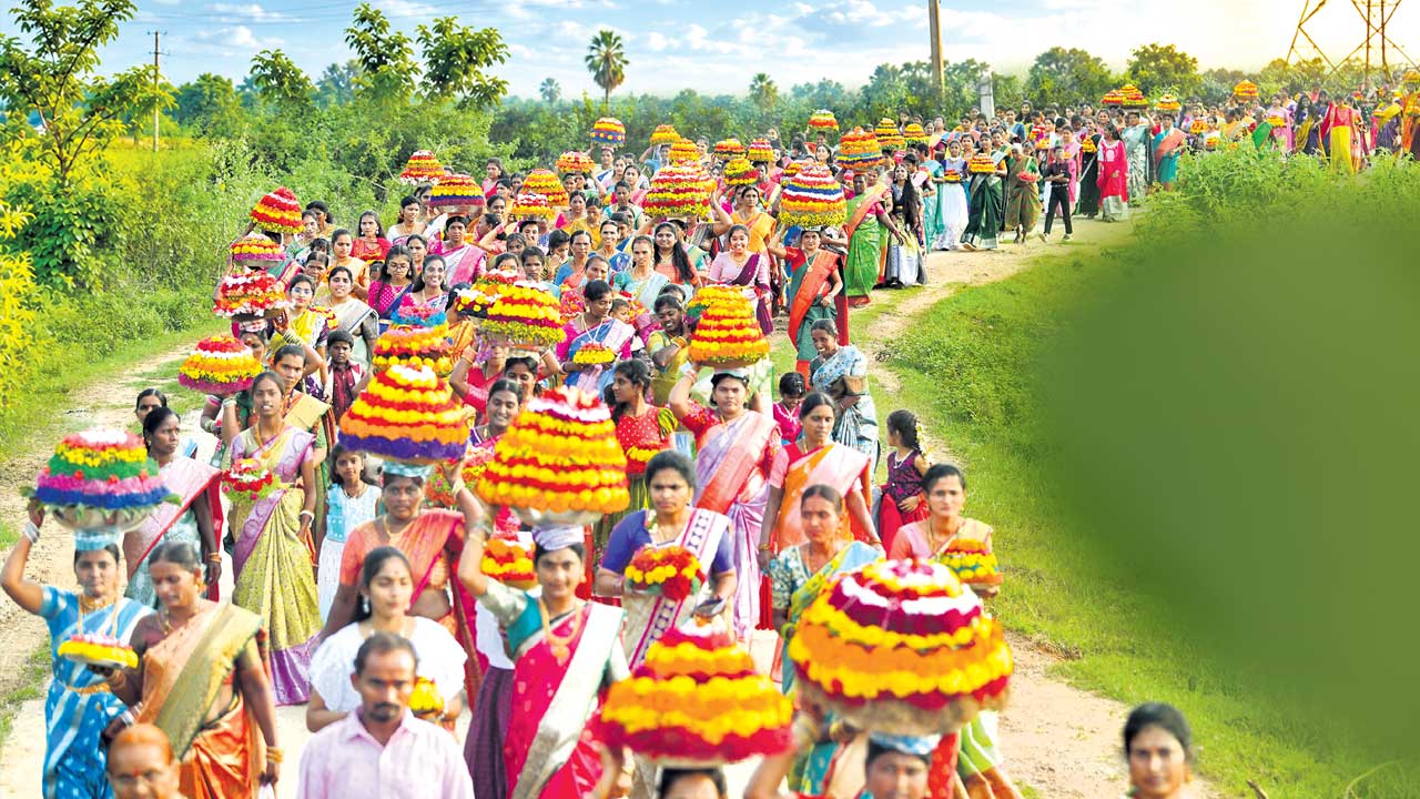 సద్దుల పొద్దు.. పూల సద్దు!