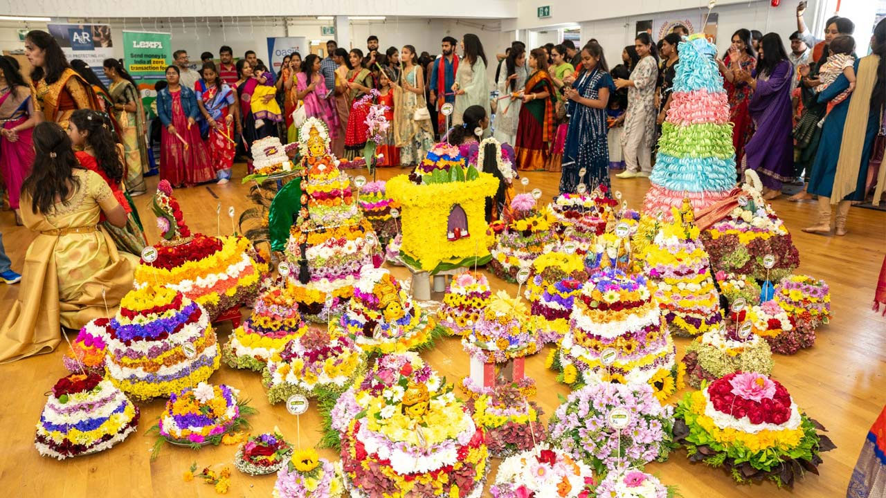 లండన్‌లో ఘనంగా చేనేత బతుకమ్మ, దసరా వేడుకలు