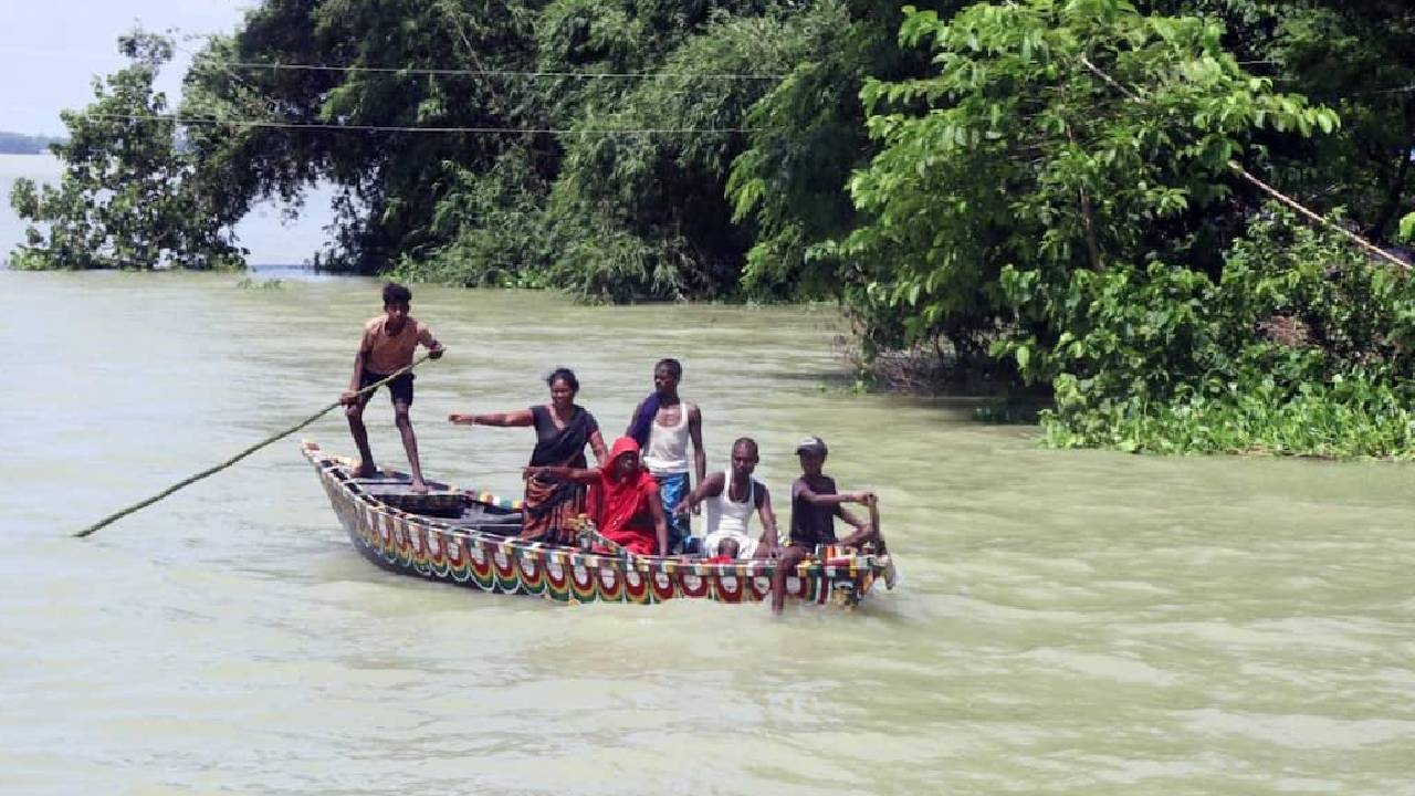Bihar Floods | బిహార్‌లో వ‌ర‌ద‌లు.. హెలికాప్ట‌ర్ నుంచి రిలీఫ్ ప్యాకెట్ మీద‌ప‌డి ఒక‌రు మృతి