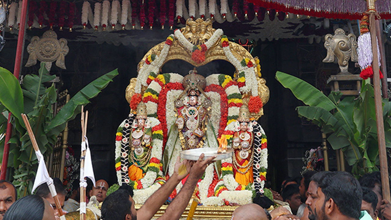 Navaratri Brahmotsavams | తిరుమలలో వైభవంగా నవరాత్రి బ్రహ్మోత్సవాలు ప్రారంభం