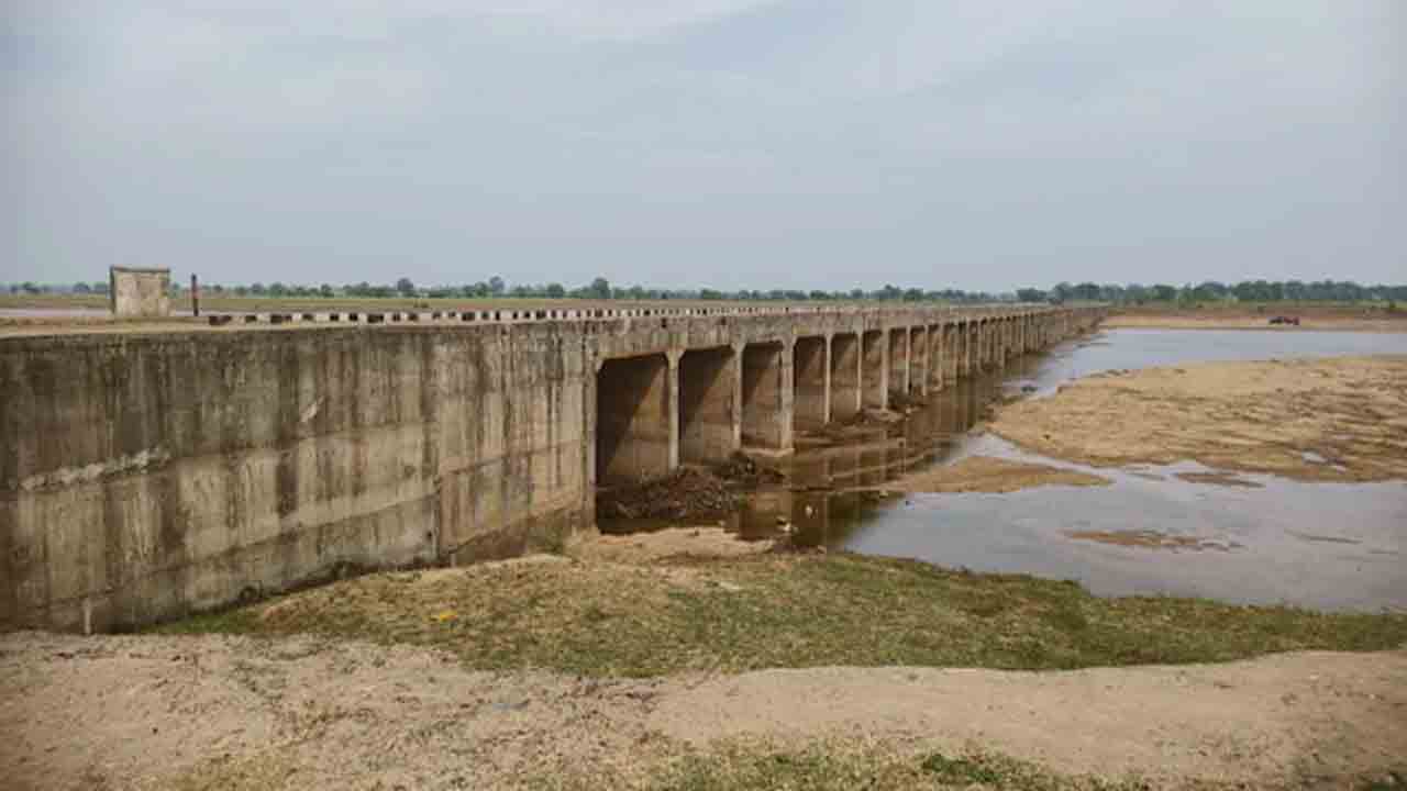 Bridge Lacks Access Road | మూడేళ్ల కిందట వంతెన నిర్మాణం.. అప్రోచ్‌ రోడ్లు లేక నిరుపయోగం
