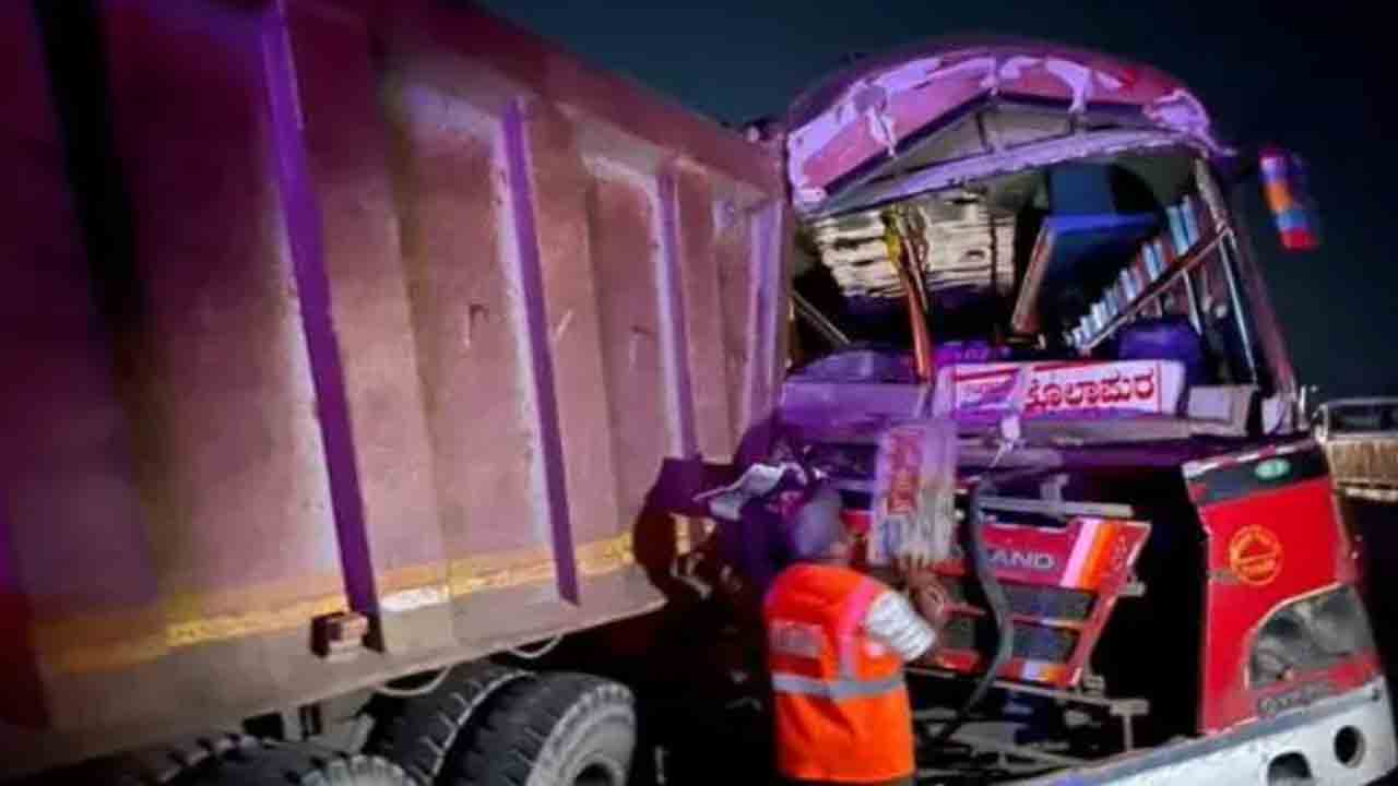 Bus Collides With Truck | లారీని ఢీకొట్టిన ఆర్టీసీ బస్సు.. డ్రైవర్‌ మృతి, 12 మంది ప్రయాణికులకు గాయాలు