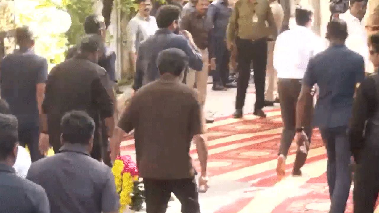TN CM Vijay | మ్యూజిక్ డైరెక్ట‌ర్ దేవాకు త‌మిళ‌నాడు సీఎం, మాజీ సీఎం నివాళులు.. Videos