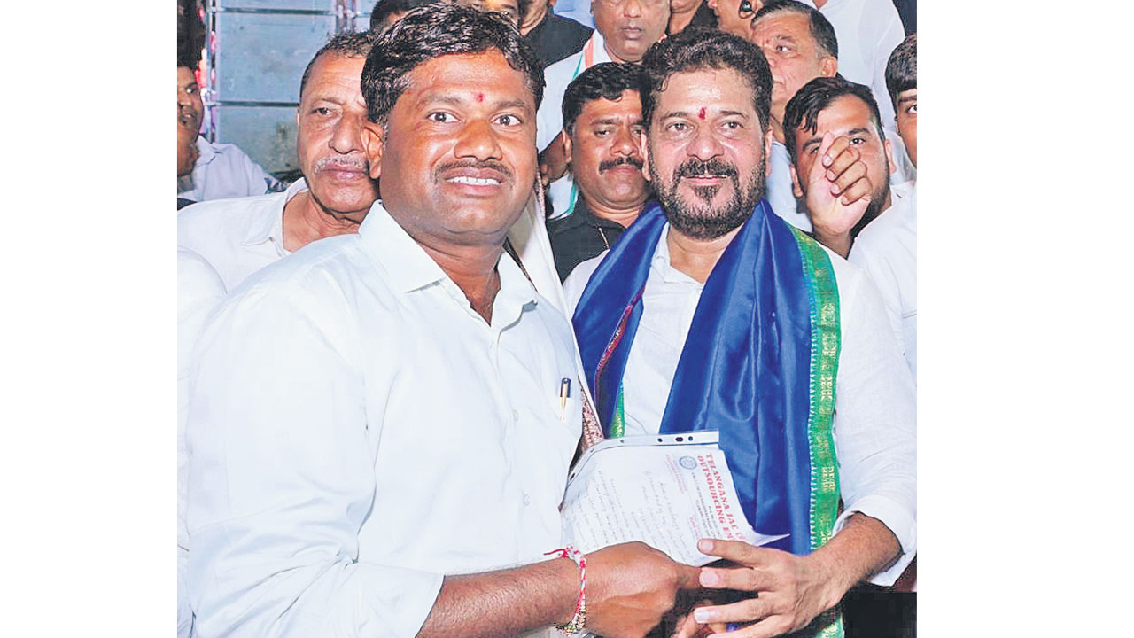 మా న్యాయమైన డిమాండ్లు నెరవేర్చండి