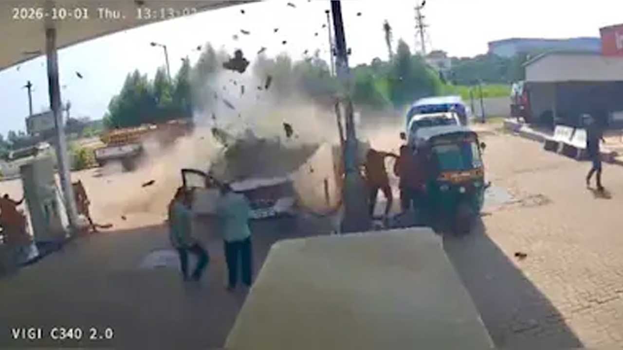 Vadodara | సీఎన్‌జీ నింపుతుండగా పేలిన కారు