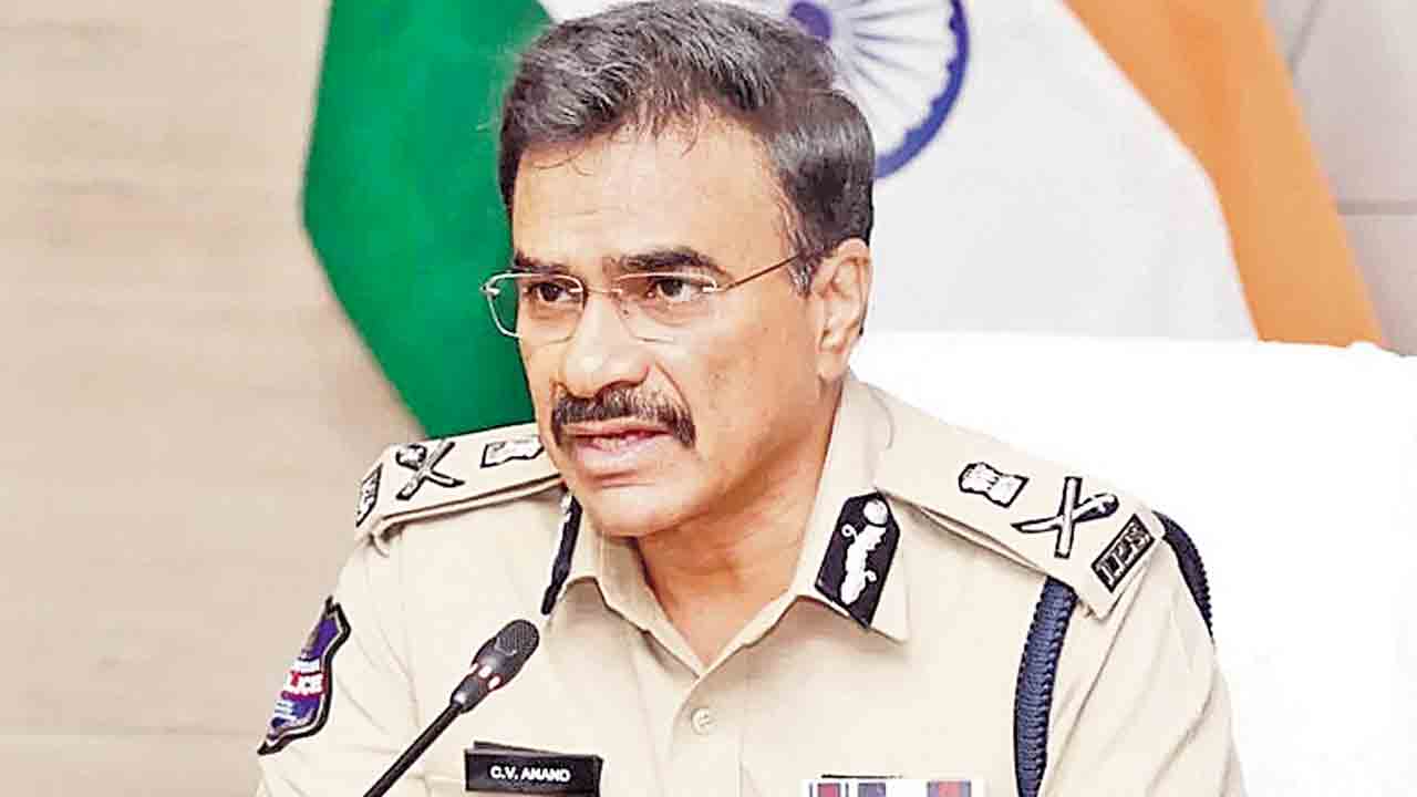 పోలీస్‌ యూనిఫామ్‌లో డ్యాన్సులొద్దు! : డీజీపీ