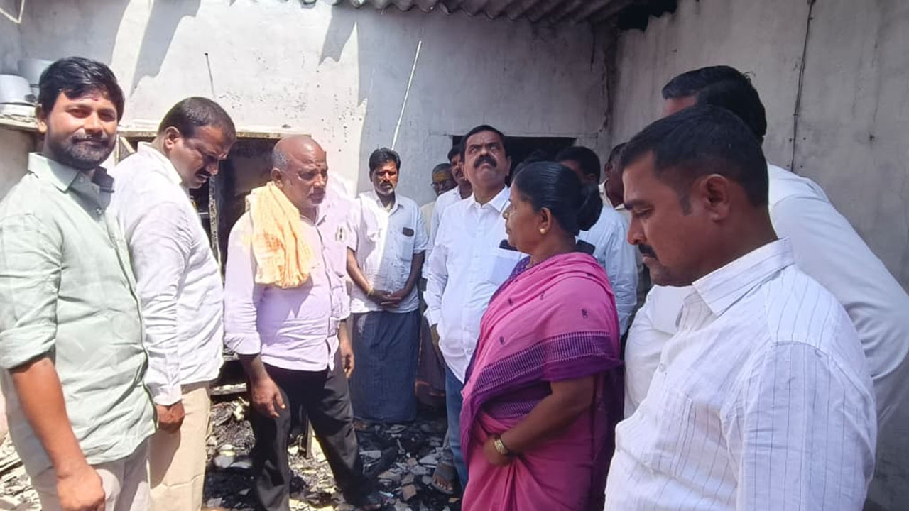 Maganur | షార్ట్‌ సర్య్కూట్‌తో ఇళ్లు దగ్ధం..పరామర్శించిన మాజీ ఎమ్మెల్యే