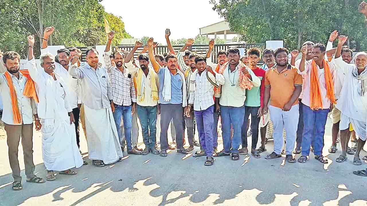 సీఎం ఇలాకాలో పత్తి రైతుల ధర్నా