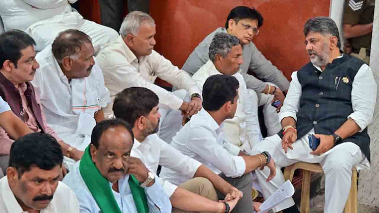 DK Shivakumar | మంత్రులతో కలిసి ఈసీ కార్యాలయం వద్ద డీకే శివకుమార్‌ ధర్నా.. ‘ఫారం-7’ దుర్వినియోగంపై దర్యాప్తు చేయాలని డిమాండ్‌