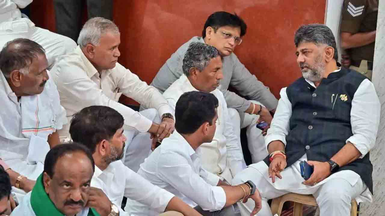 డీకేఎస్‌పై ఎఫ్‌ఐఆర్‌ నమోదు చేయాలి