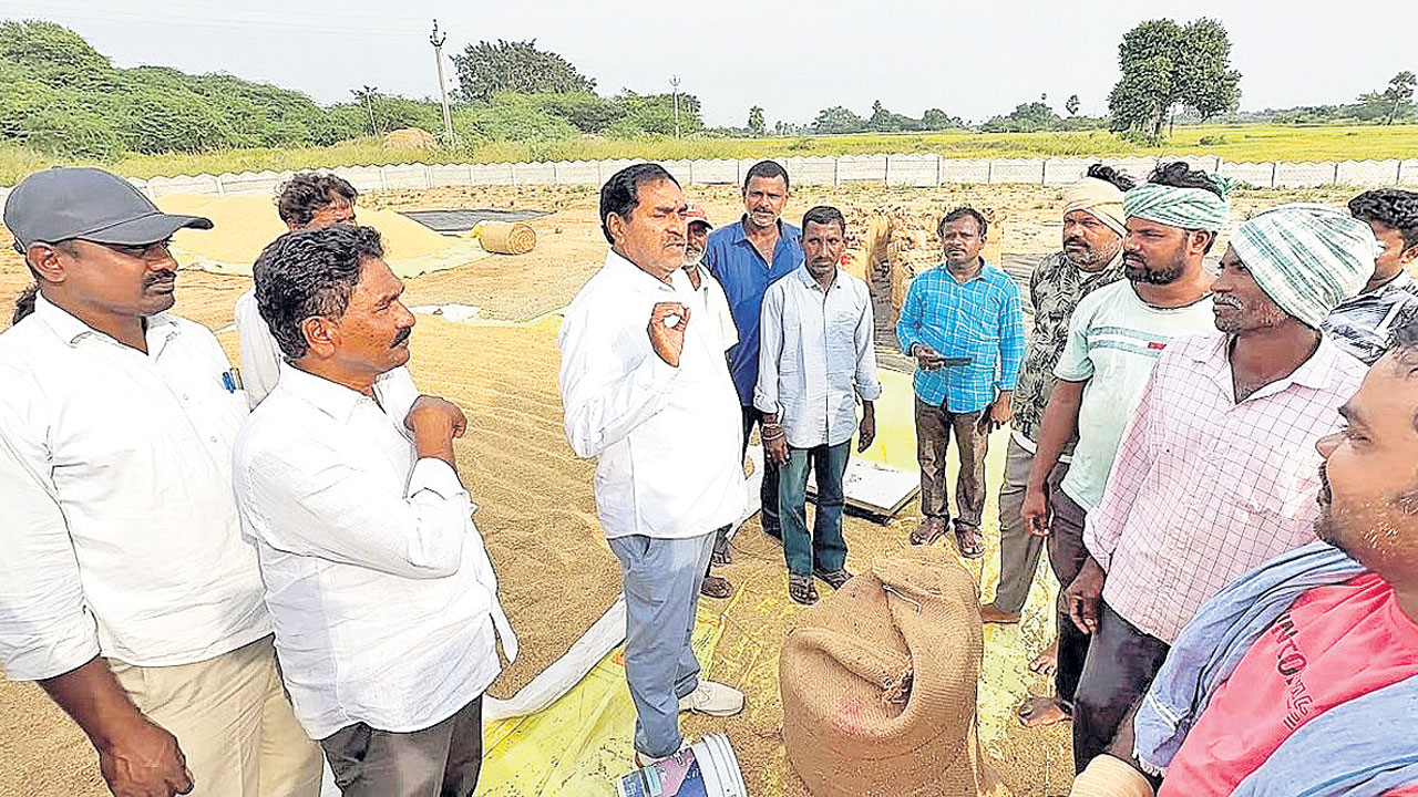 విద్యుత్తు కోతలతో రైతుల ఇక్కట్లు