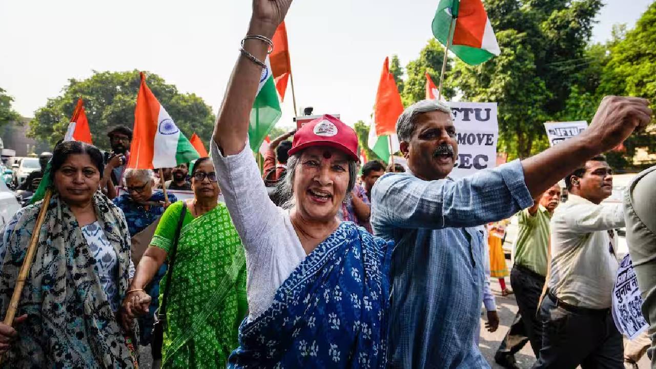 Delhi Protests | స‌ర్‌కు వ్య‌తిరేకంగా ఢిల్లీలో మ‌ళ్లీ మొద‌లైన ఆందోళ‌న‌లు.. ప‌లువురు అరెస్ట్