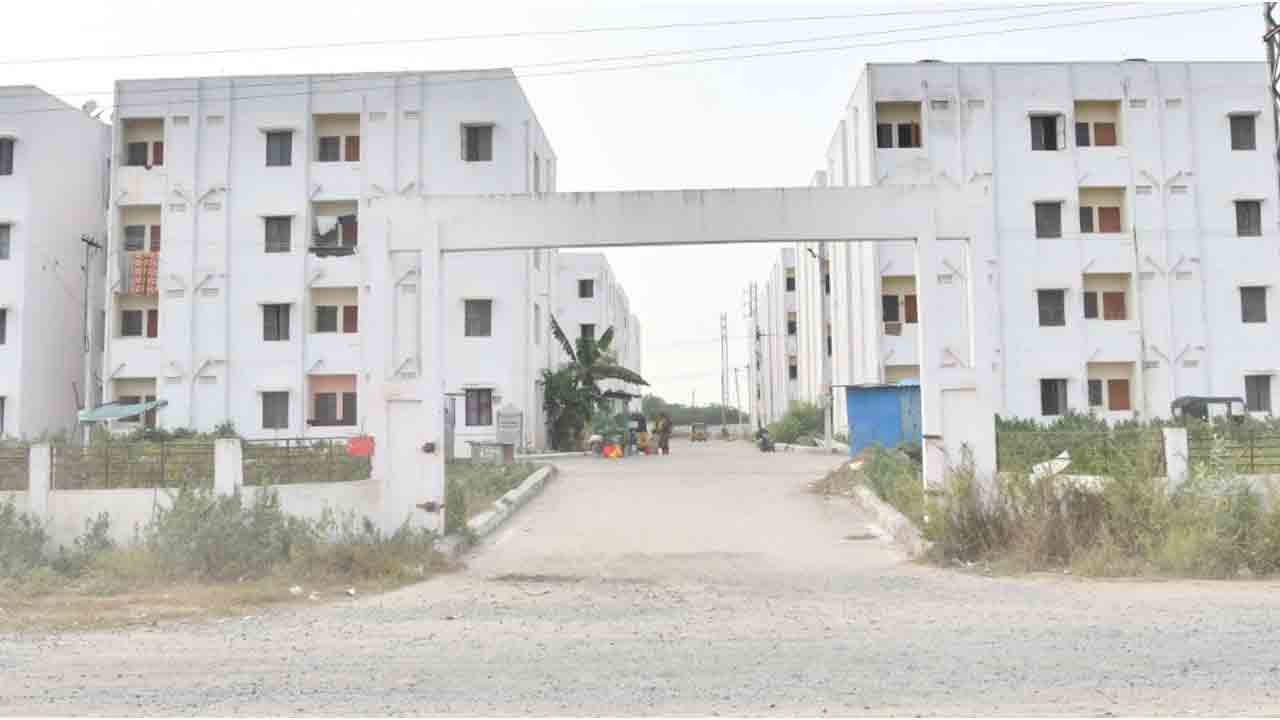 Double Bedroom Homes | పేదలకు అందని డబుల్‌ బెడ్‌ రూం ఇళ్లు.. ఎమ్మెల్యే అనుచరులు, కాంగ్రెస్ కార్యకర్తలకే..!