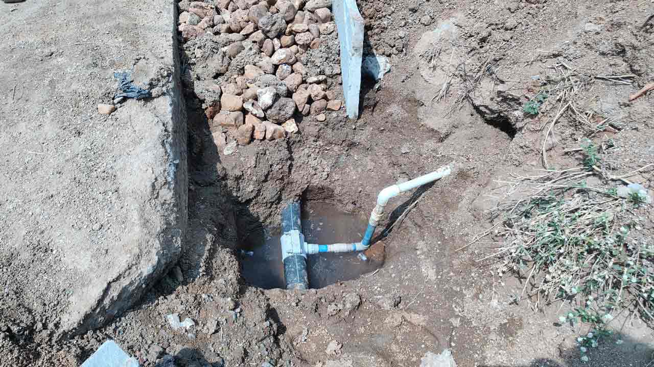 Drinking Water Pipeline | ఓబులాపూర్‌లో డ్రైనేజీలో తాగునీటి పైపులైన్‌.. అధికారులు ప్రమాదం జరిగాకే స్పందిస్తారా..?