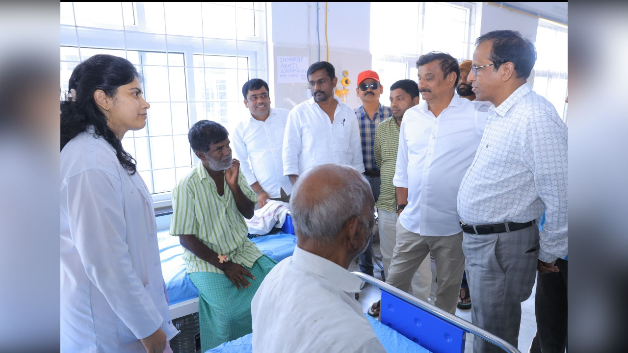 MLA Prabhakar Reddy | రజక సంఘం రాష్ట్ర నాయకుడిని పరామర్శించిన ఎమ్మెల్యే కొత్త ప్రభాకర్ రెడ్డి