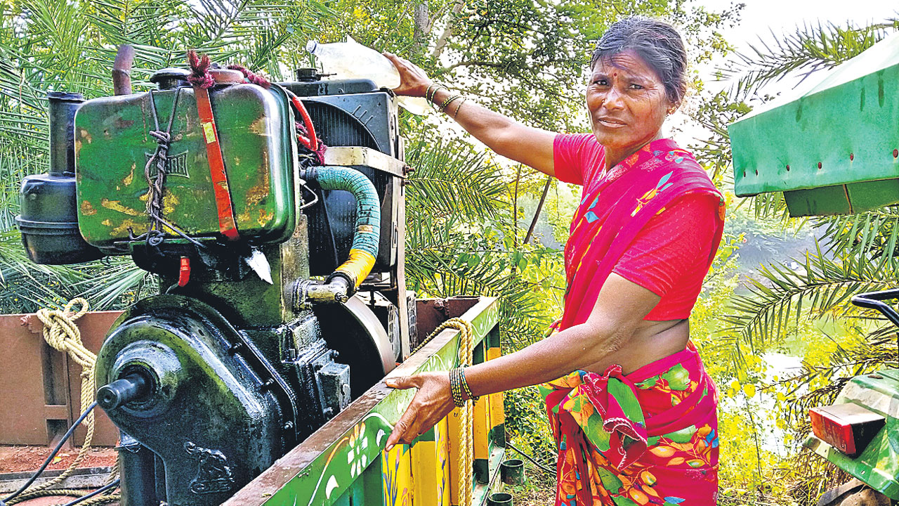 డీజిల్‌ ఇంజిన్లతో తోడి.. చేనుకు తడి